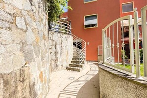 Property grounds - Welcome to Fleur de Lis, a newly renovated apartment located in a quiet area just outside the center of La Spezia, perfect for those seeking comfort and tranquility. The apartment is situated on the second floor of a building with an elevator and has bee (La Spezia)
