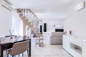 Living area - Welcome to Fleur de Lis, a newly renovated apartment located in a quiet area just outside the center of La Spezia, perfect for those seeking comfort and tranquility. The apartment is situated on the second floor of a building with an elevator and has bee (La Spezia)