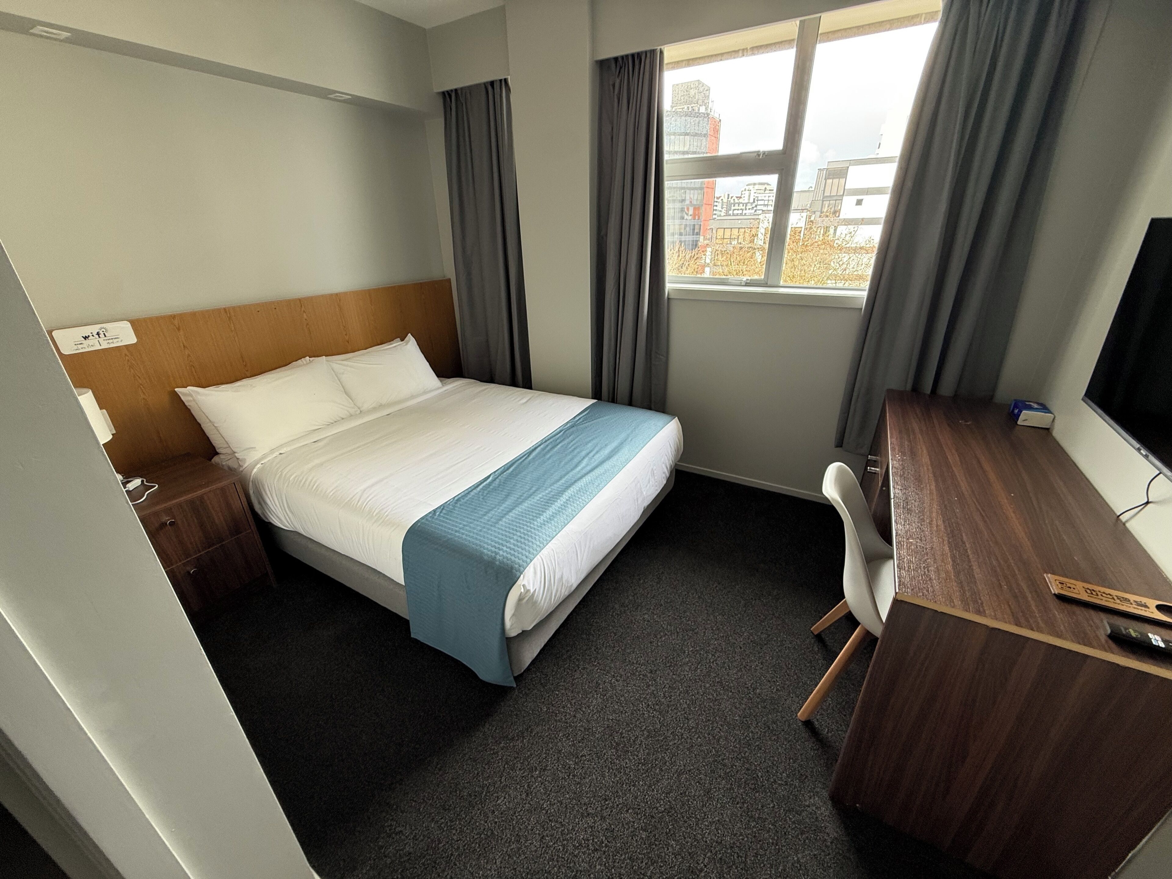 Studio | Desk, iron/ironing board, free WiFi