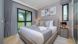 Una camera da letto moderna con un letto grande, un comodino, una finestra con tende e un quadro appeso al muro.