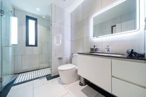 Sèche-cheveux, serviettes fournies, savon, papier toilette