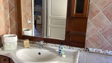 Een douche, een haardroger, handdoeken