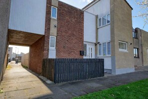 Exterior - Modern and Clean Glenrothes 5 Bedrom with Garden & Parking & Netflix | Sleeps 8 (Glenrothes)
