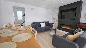Smart TV, fireplace