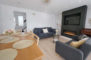 Smart TV y chimenea