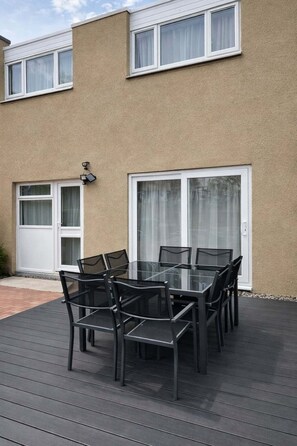 Outdoor dining - Modern and Clean Glenrothes 5 Bedrom with Garden & Parking & Netflix | Sleeps 8 (Glenrothes)