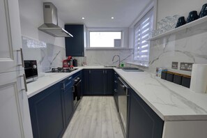 Refrigerador, microondas, horno y lavavajillas 
