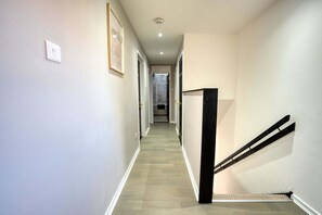 Interior - Modern and Clean Glenrothes 5 Bedrom with Garden & Parking & Netflix | Sleeps 8 (Glenrothes)