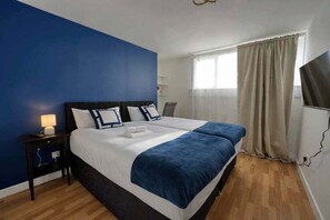 5 bedrooms, iron/ironing board, free WiFi, bed sheets - Modern and Clean Glenrothes 5 Bedrom with Garden & Parking & Netflix | Sleeps 8 (Glenrothes)