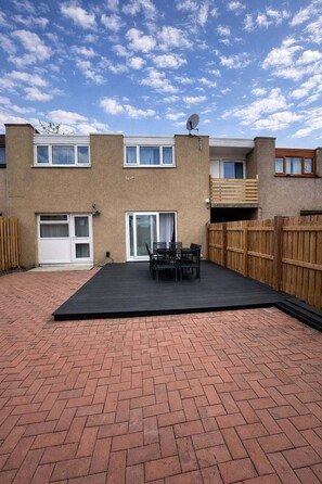 Outdoor dining - Modern and Clean Glenrothes 5 Bedrom with Garden & Parking & Netflix | Sleeps 8 (Glenrothes)