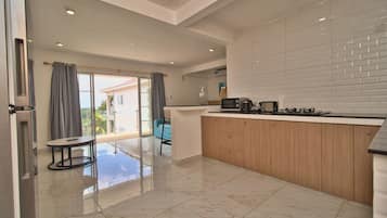 Full-size fridge, microwave, oven, stovetop