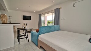 Une chambre à coucher avec un lit, un bureau et une chaise.