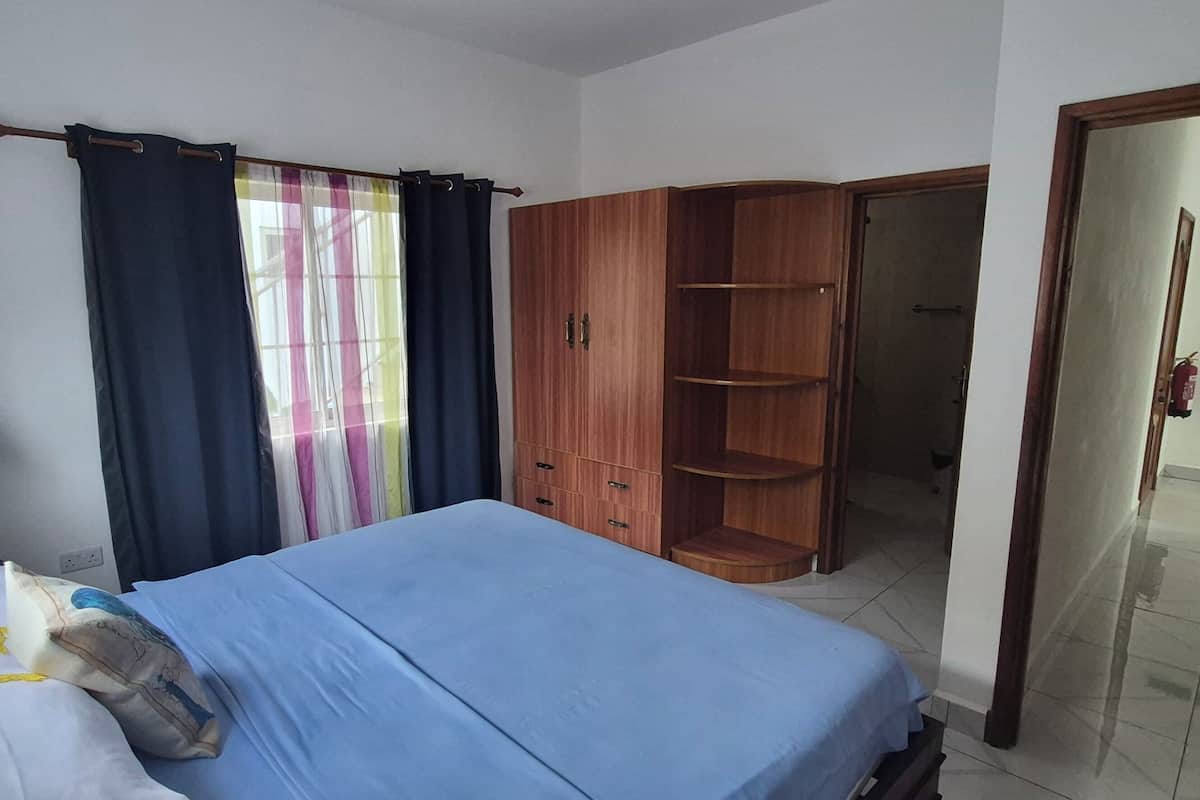 Appartement familial, vue sur la mer | Coffre-fort pour ordinateur portable, bureau