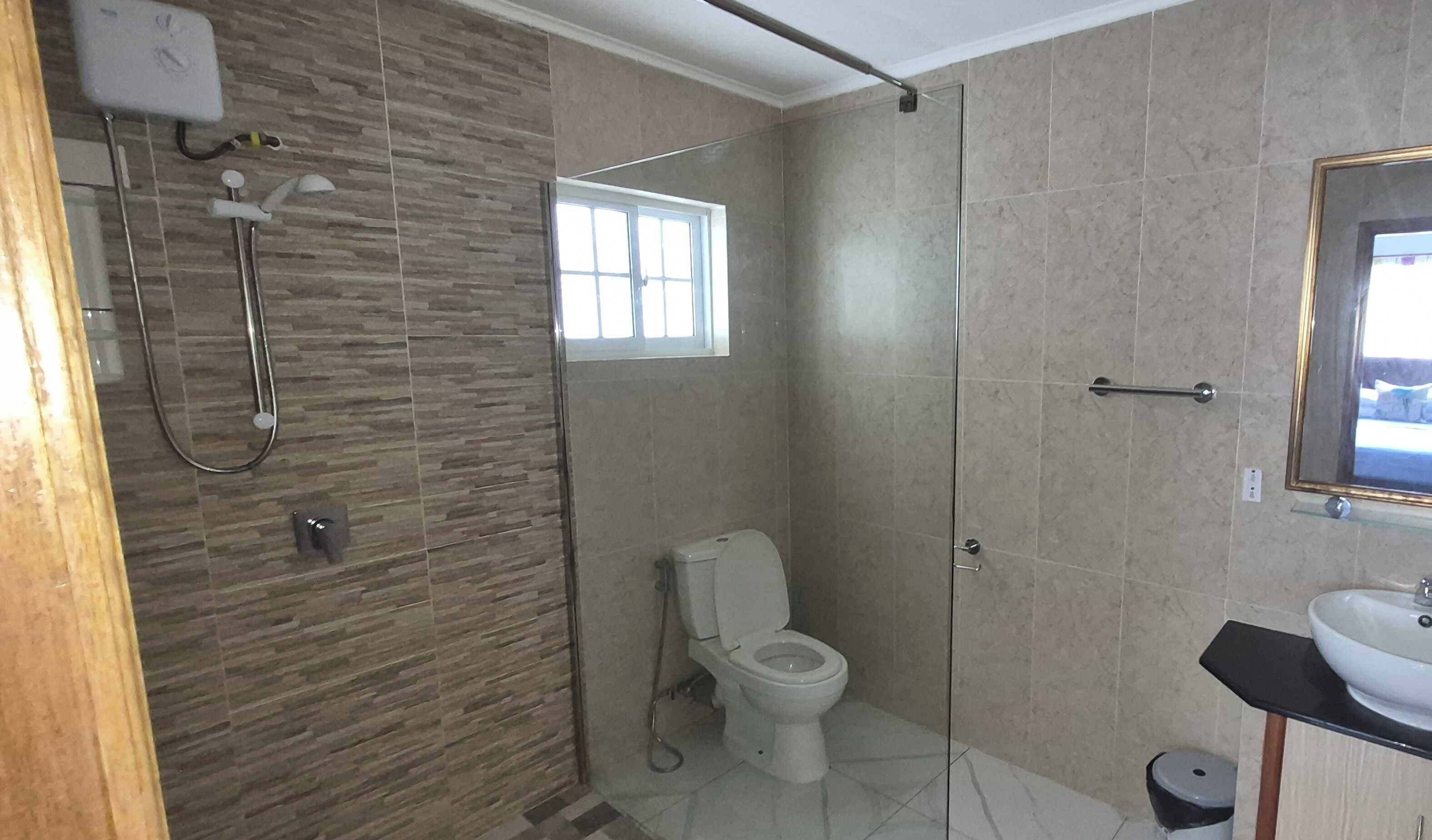 Apartment, Meerblick | Badezimmer | Dusche, Handtücher, Seife, Toilettenpapier