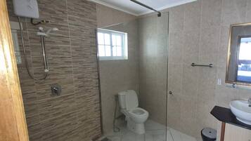 Apartment, Meerblick | Badezimmer | Dusche, Handtücher, Seife, Toilettenpapier