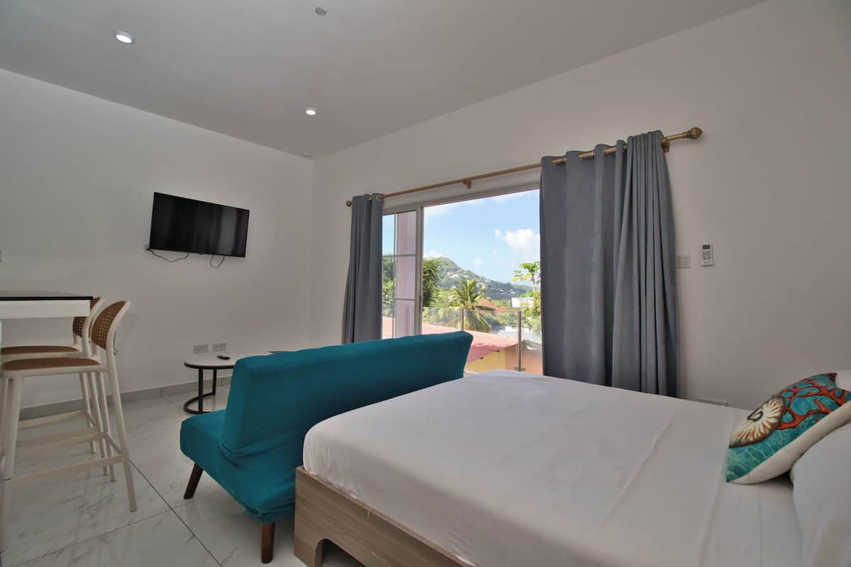 Suite monolocale, vista mare | Cassaforte in camera, una scrivania, postazione laptop, tende oscuranti
