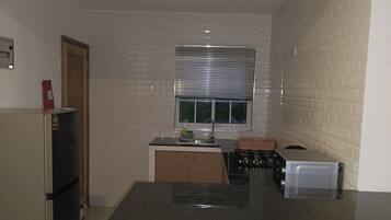 Appartamento, vista mare | Cucina privata | Frigorifero con congelatore, microonde, forno, piano cottura