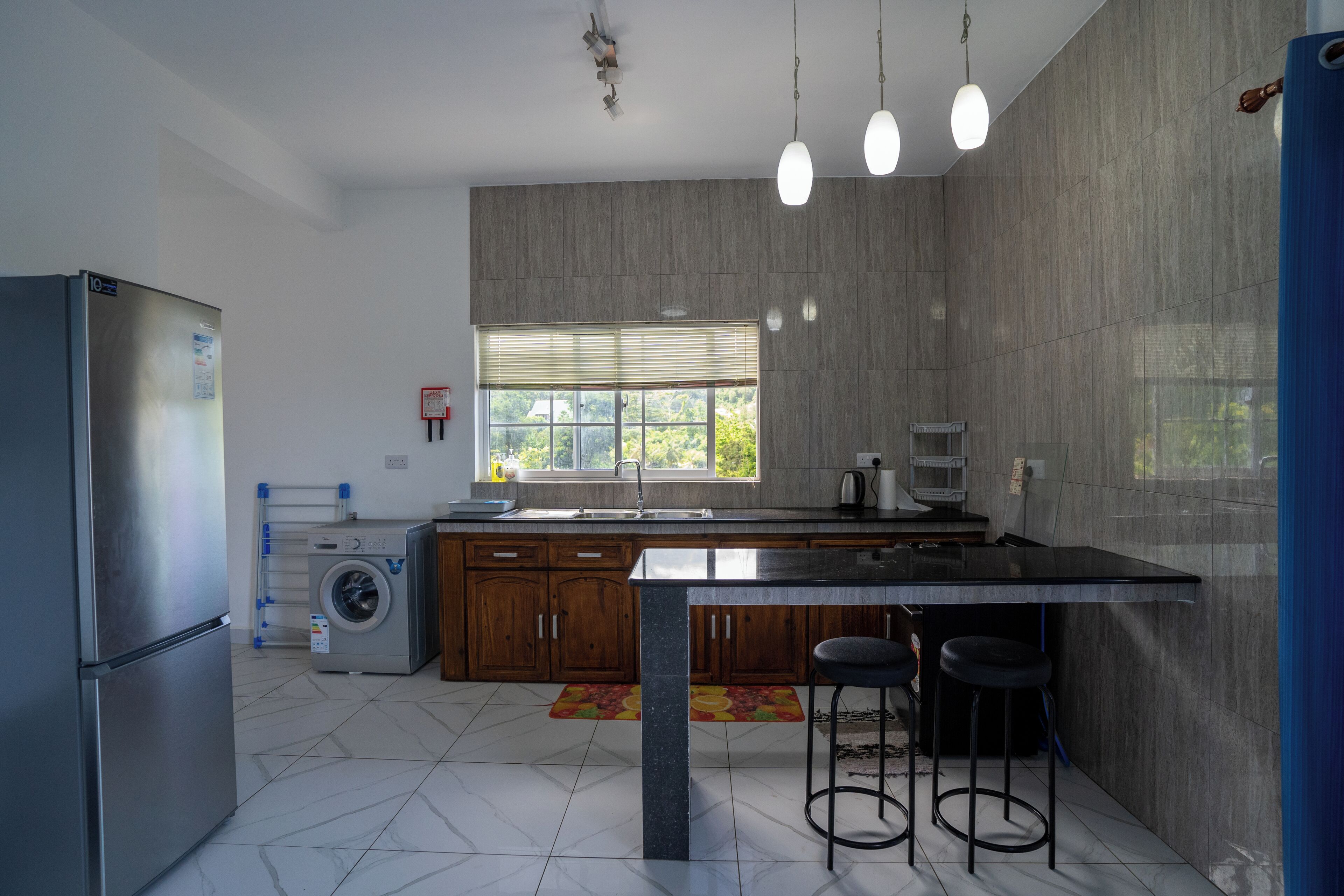 Familie appartement, uitzicht op oceaan | Privékeuken | Een koelkast/vriezer, een magnetron, een oven, een kookplaat