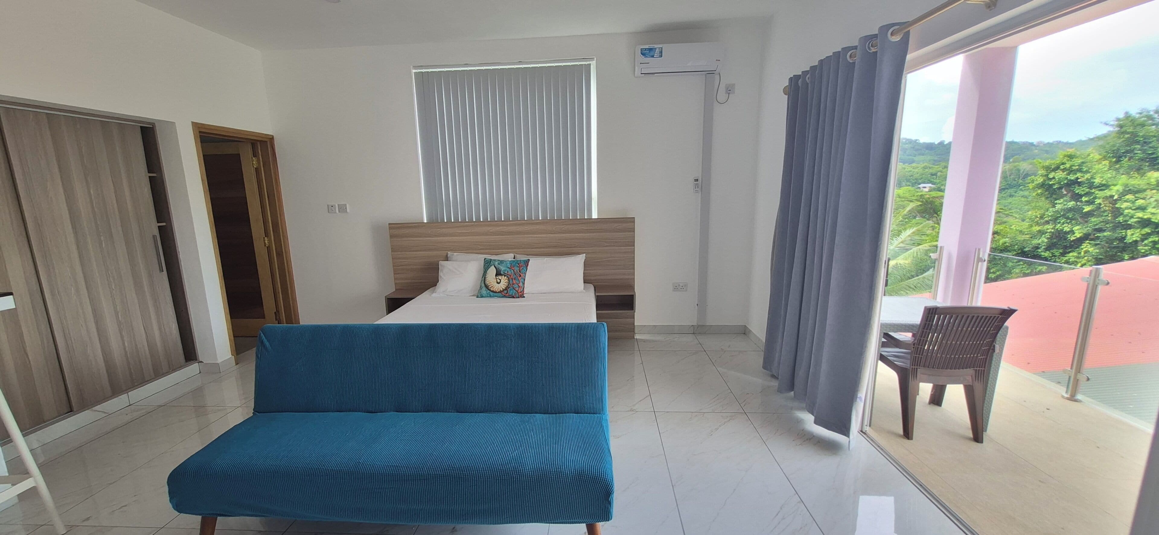 Appartamento, vista mare | Cassaforte in camera, una scrivania, postazione laptop, tende oscuranti
