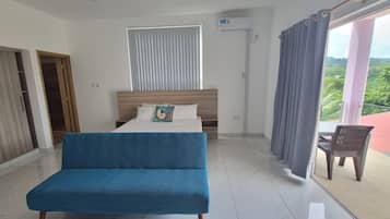 Appartamento, vista mare | Cassaforte in camera, una scrivania, postazione laptop, tende oscuranti