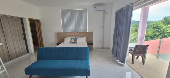 Departamento, vista al mar | Caja de seguridad en la habitación y escritorio 