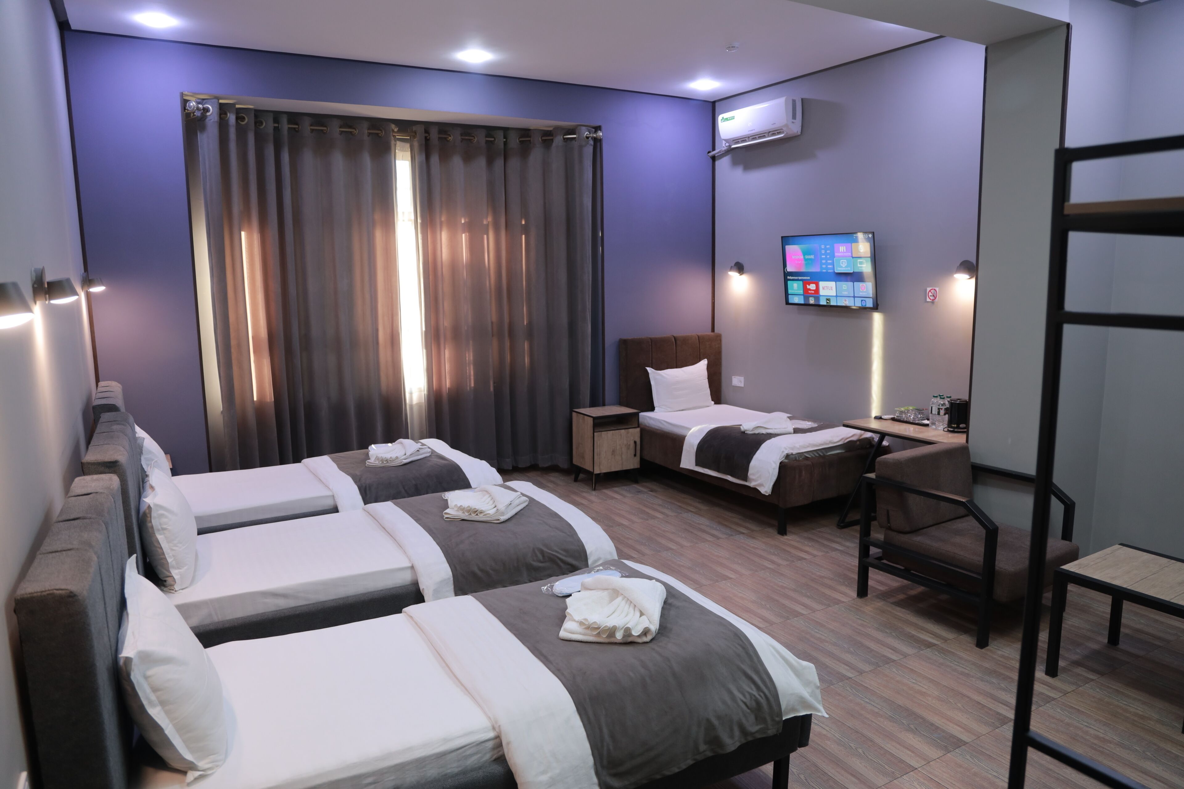 Kamar Quadruple Standar, pemandangan kota | Meja kerja dan ruang kerja ramah laptop