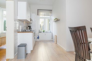 Fridge, microwave, oven, stovetop - fewo1846 - Strandkoje - fewo1846 - Strandkoje / luxurious old building apartment for max (Flensburg)