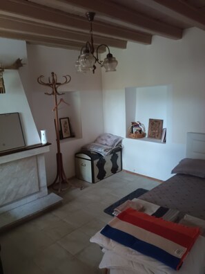 3 habitaciones, tabla de planchar con plancha, wifi y ropa de cama