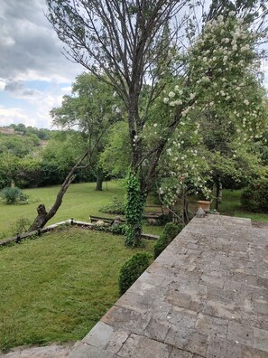 Property grounds - Tranquil 3-bedroom house with amazing garden in charming Malko Tranovo (Malko Tranovo)