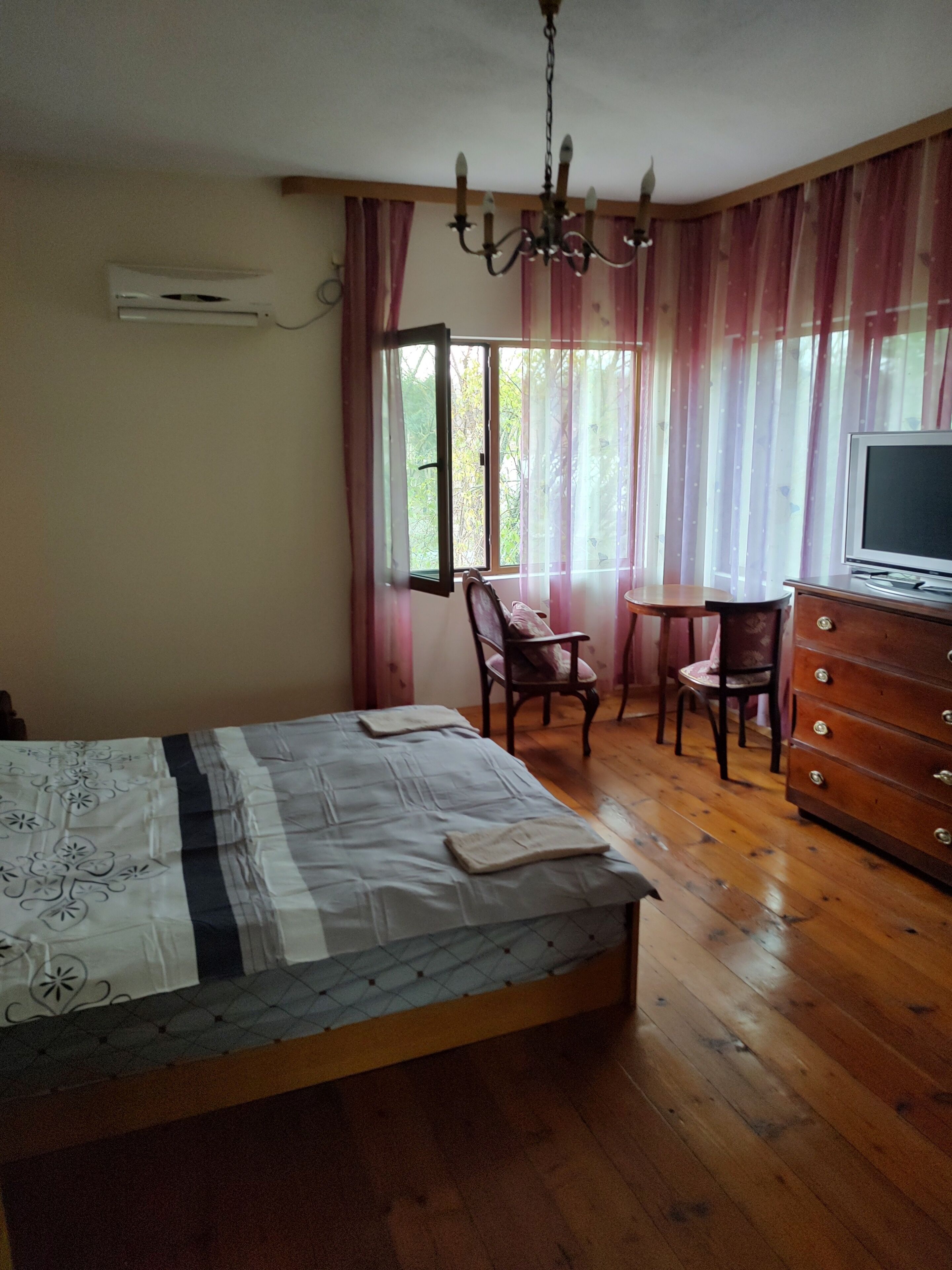 3 chambres, fer et planche à repasser, Wi-Fi, draps fournis