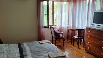 3 chambres, fer et planche à repasser, Wi-Fi, draps fournis