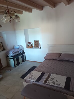 3 habitaciones, tabla de planchar con plancha, wifi y ropa de cama 