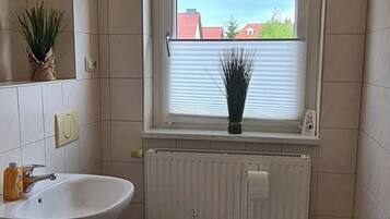Hiustenkuivaaja, pyyhkeet, saippua, vessapaperi