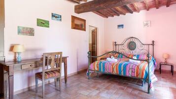 8 bedrooms, free WiFi, bed sheets