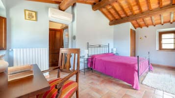 8 bedrooms, free WiFi, bed sheets