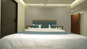 Basic Room, 1 King Bed, City View