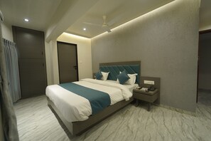 Habitación básica, 1 cama de matrimonio grande, vistas a la ciudad