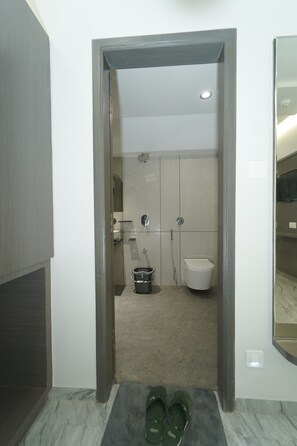 Habitación básica, 1 cama de matrimonio grande, vistas a la ciudad | Baño | Ducha, toallas, jabón y champú