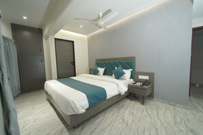 Habitación básica, 1 cama de matrimonio grande, vistas a la ciudad
