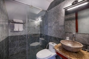 Artículos de tocador gratuitos, secador de pelo, pantuflas, toallas