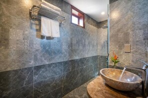 Ilmaiset hygieniatuotteet, hiustenkuivaaja, tohvelit, pyyhkeet