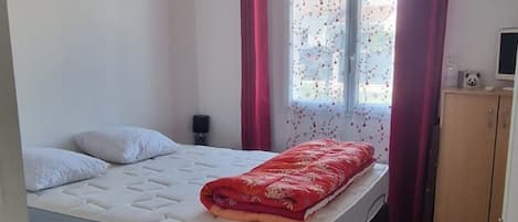 2 عدّة غرف نوم وسرير سفر