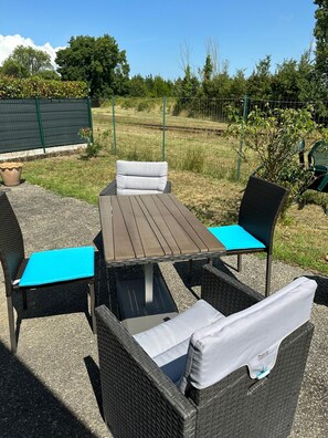 Outdoor dining - Vrbo Property (Arvert)