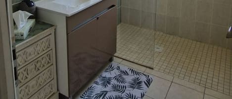 Een douche, toiletpapier
