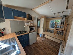 Refrigerador, microondas, parrilla de estufa y cafetera y tetera 