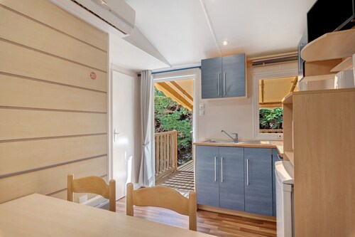 Caravane « Mobil Home Venus N°22 » avec piscine partagée