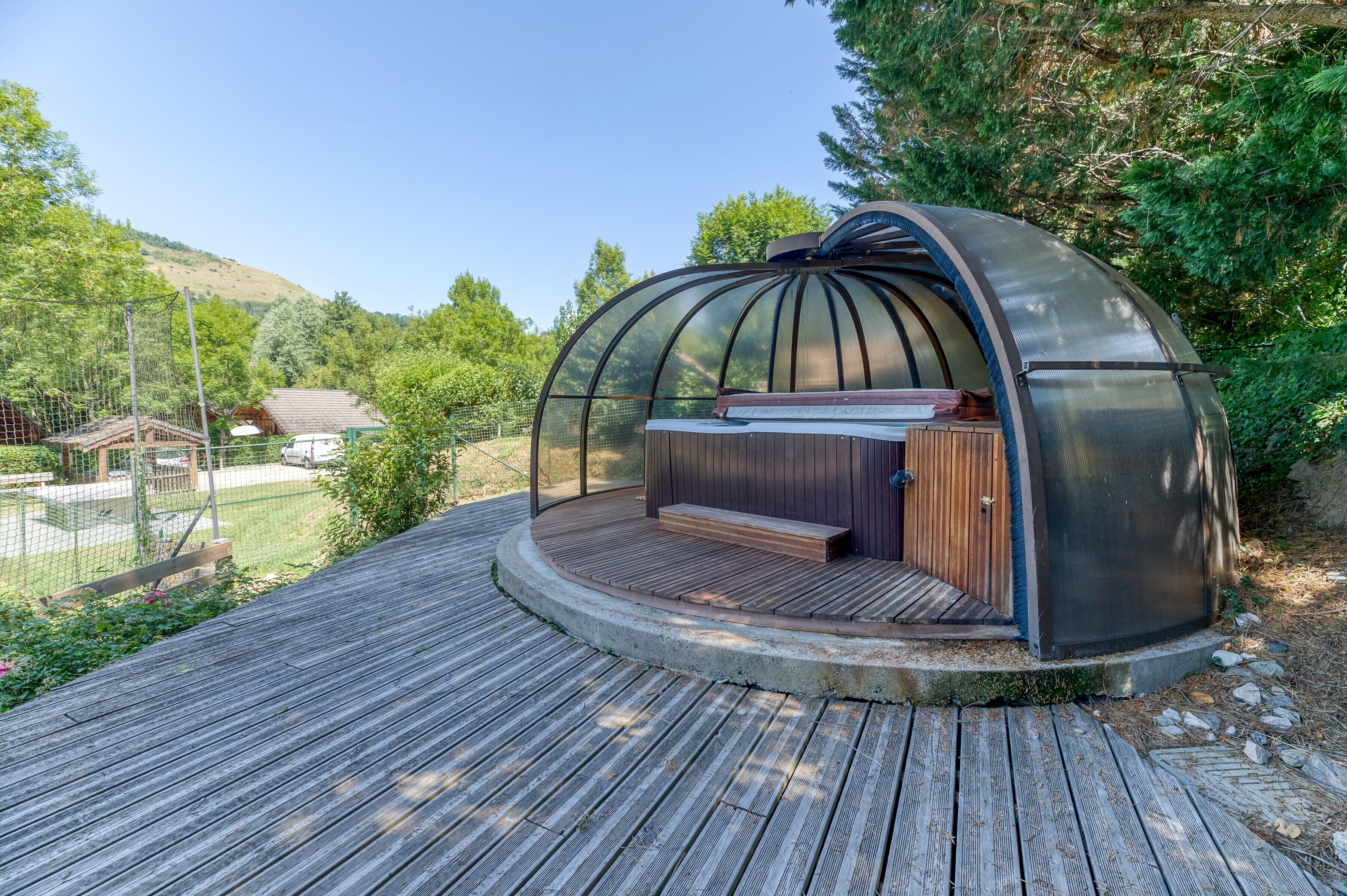 Outdoor spa tub