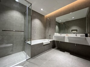 Shower, hair dryer, bidet, towels - Modern Family Retreat w/ Dubai Skyline Views (Dubai)