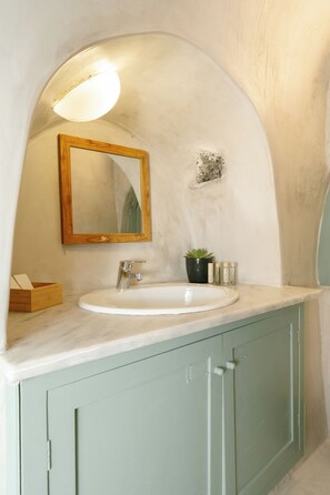 Premium Suite with Indoor Hot Tub | Kylpyhuone | Suihku, hiustenkuivaaja, pyyhkeet, saippua