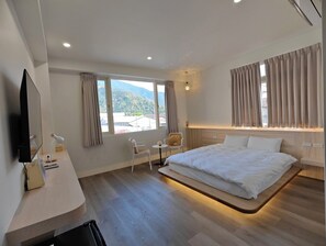 Desk, laptop workspace, free WiFi - JHIH FONG (Puli)